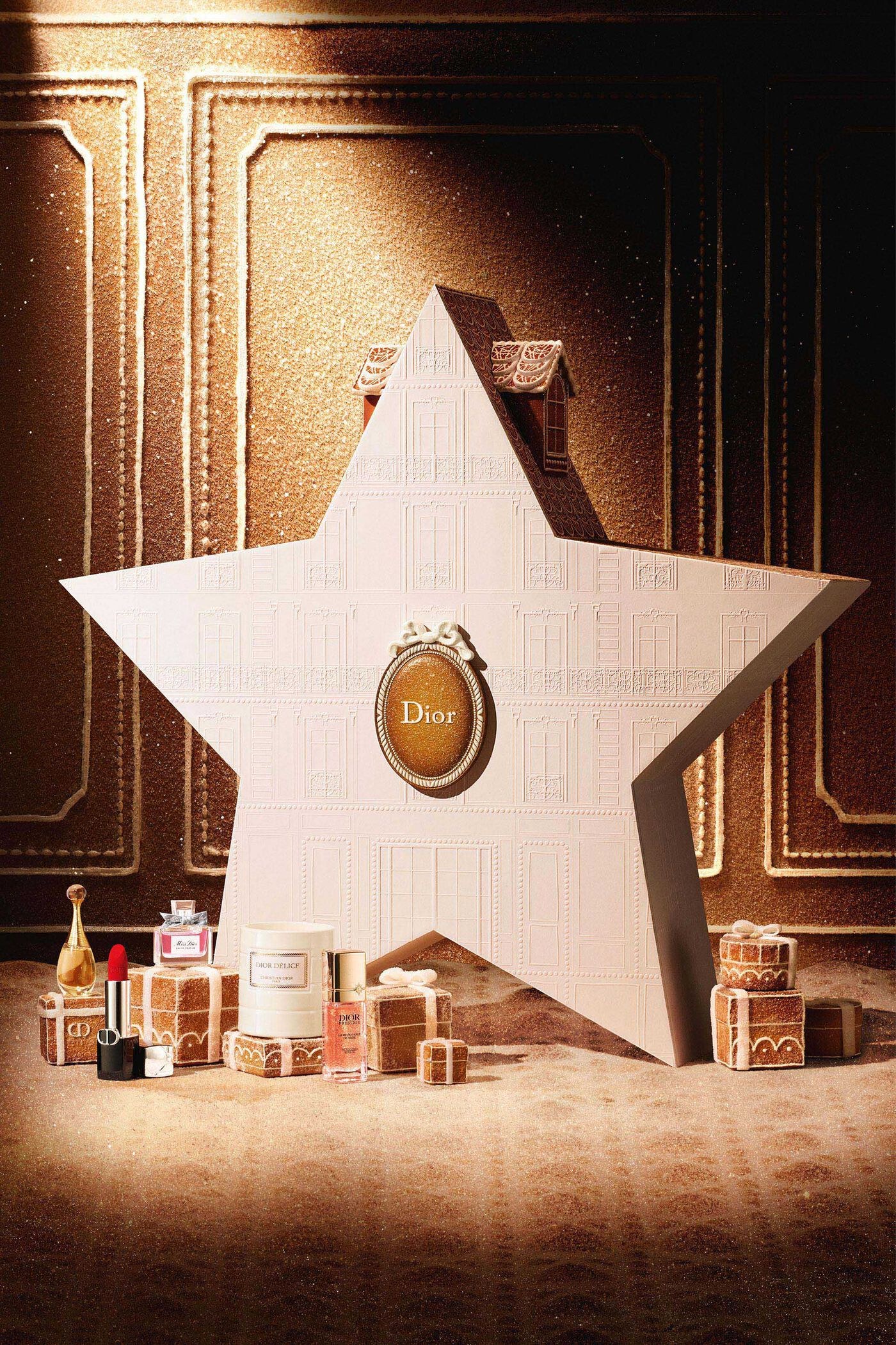The closed Dior Le 30 Montaigne star calendar with its oval Dior medallion, with gift boxes and Dior beauty products at its base